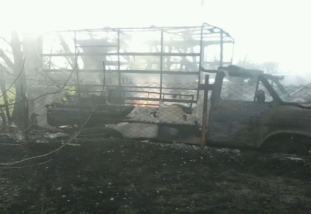 A vrut să ardă gunoaie vegetale dar a incendiat 19 mașini și două terenuri din Bodoc