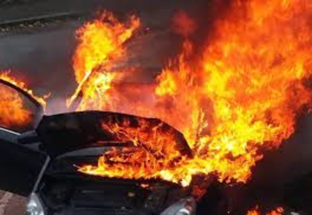 Mașină în flăcări pe o stradă din Miercurea Ciuc