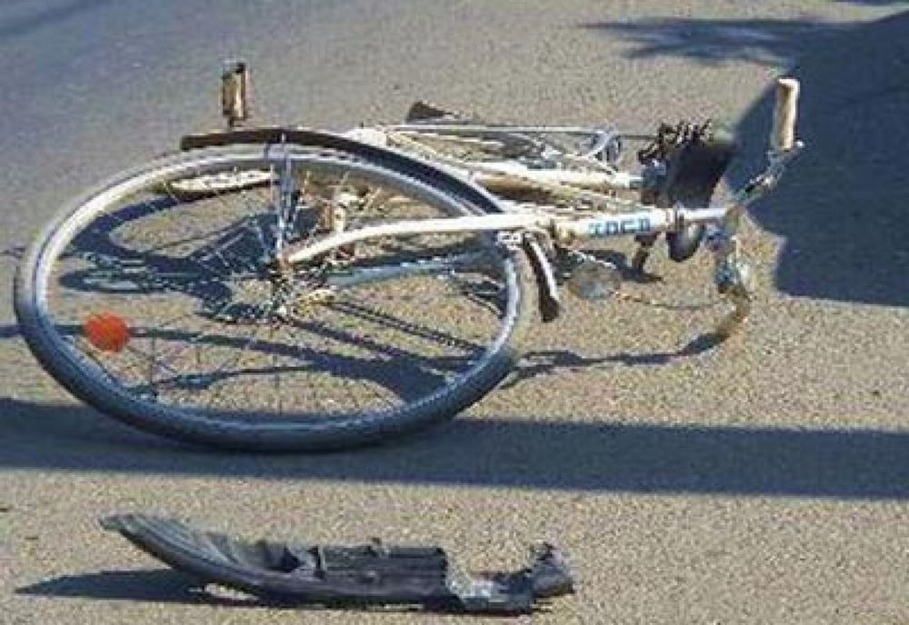 Biciclist accidentat! Nu s-a asigurat când a schimbat direcția de mers