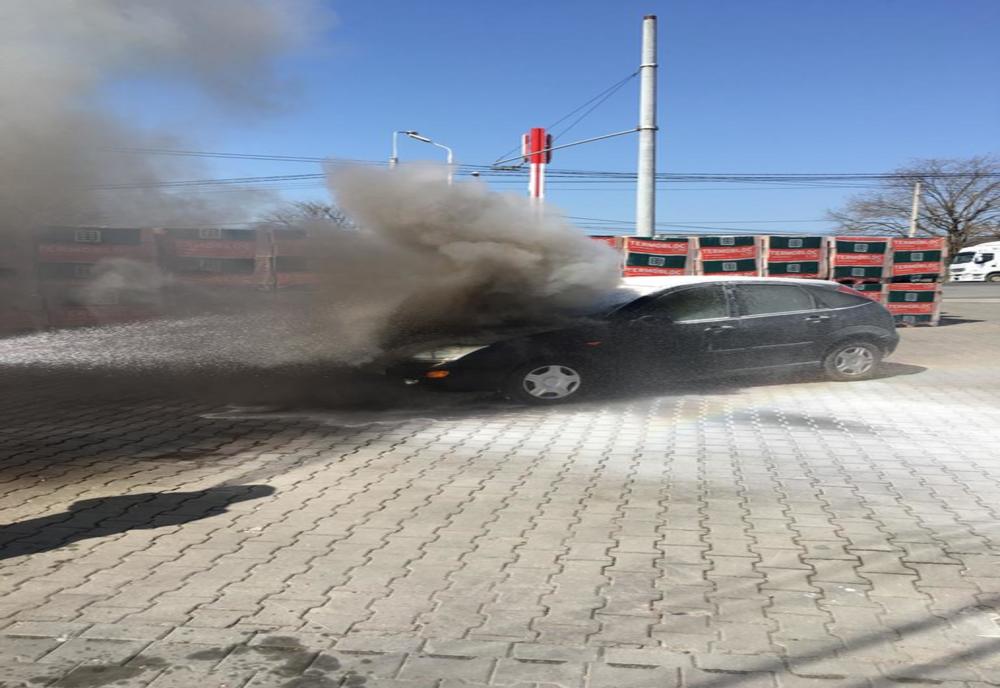 O mașină a luat foc, în Mediaș. O femeie a avut atac de panică