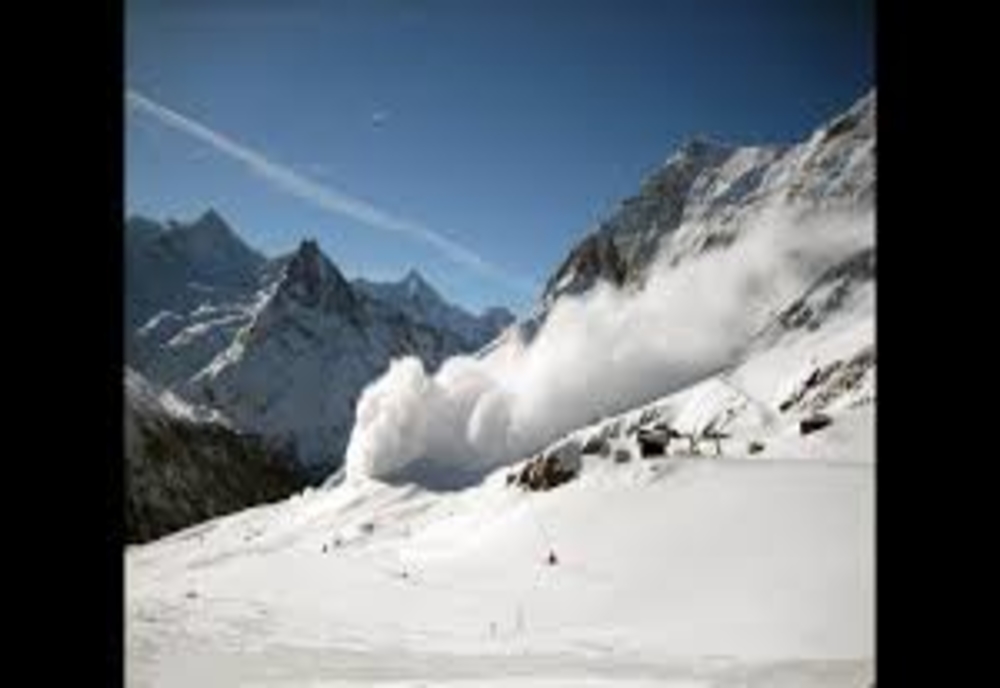 UPDATE | Un grup de turişti din Austria, surprins de avalanşă în Munţii Făgăraş. Unul dintre ei a murit