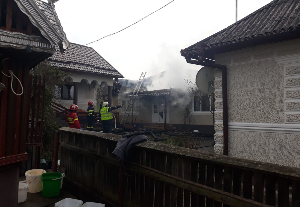 FOTO: Casă afectată de incendiu, în comuna bistrițeană Spermezeu! A doua a scăpat ca prin minune