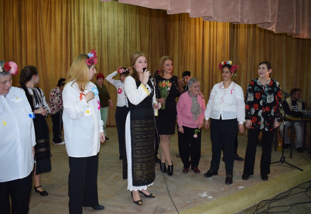 200 de femei cu dizabilități din centrele DGASPC Sibiu, sărbătorite la Biertan
