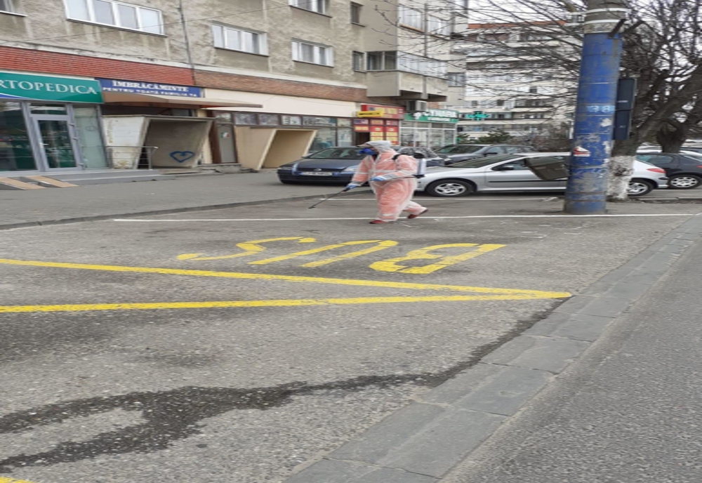 Se dezinfectează stațiile de autobuz și trotuarele, la Craiova