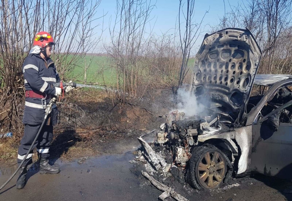 Un Mercedes C 200 a ars în totalitate pe DJ 411
