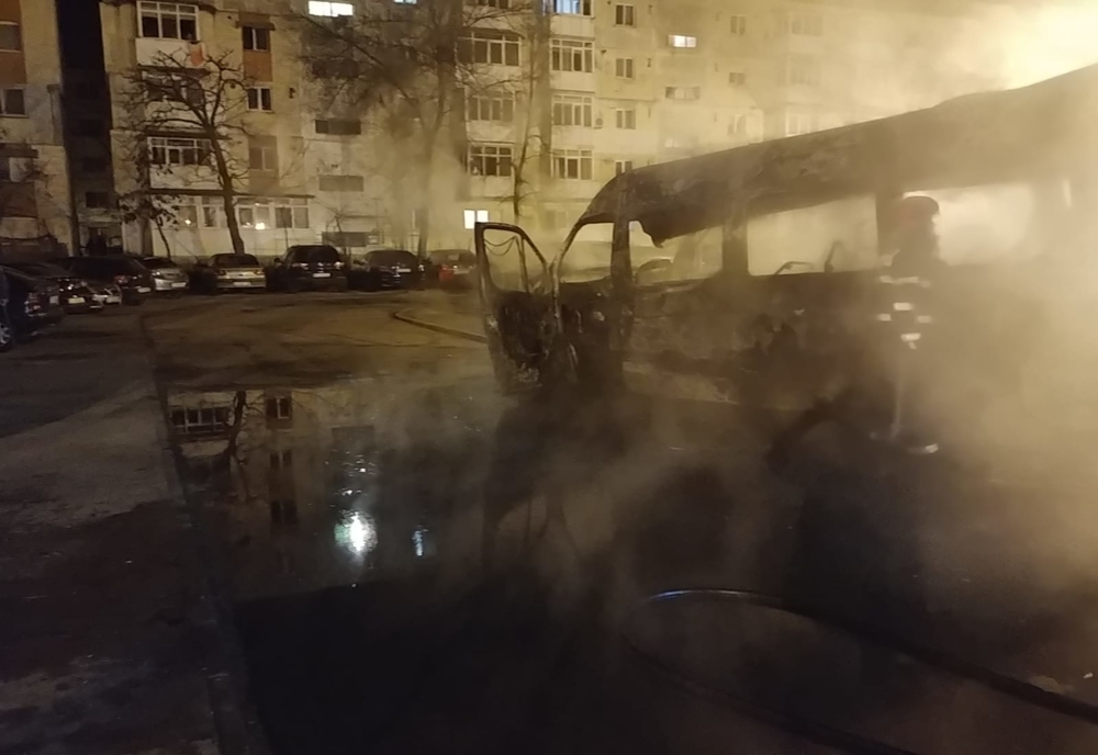 O autoutilitară a luat foc într-o parcare, în Craiova