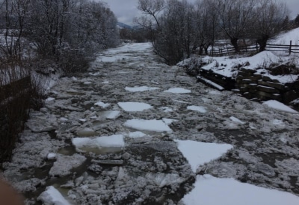 Pericol pe râul Dorna din cauza sloiurilor de gheață VIDEO