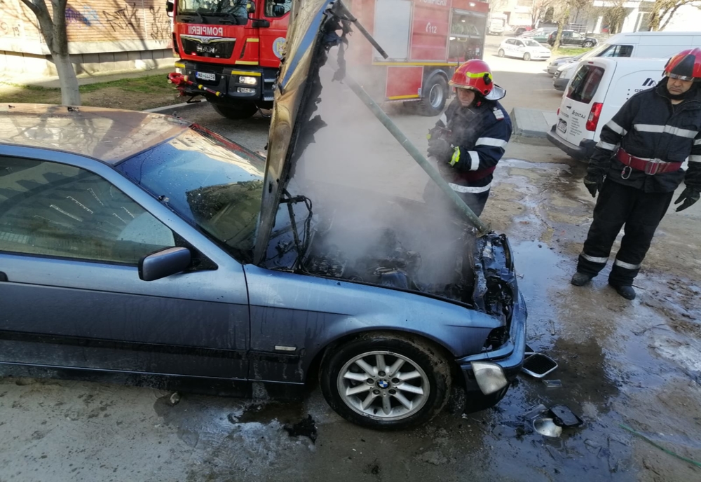 Mașina unui craiovean a luat foc în parcare