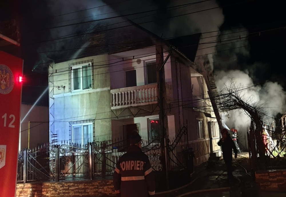 Un conductor electric defect a distrus parțial două case, la Comișani. Incendiul a avut loc în noaptea de 18-19 martie