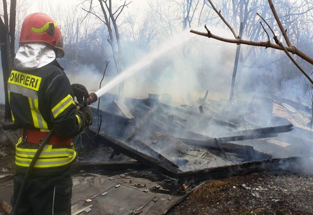 Intervenţie la incendiu de locuinţă în localitatea Valea Roşie, comuna Mitreni