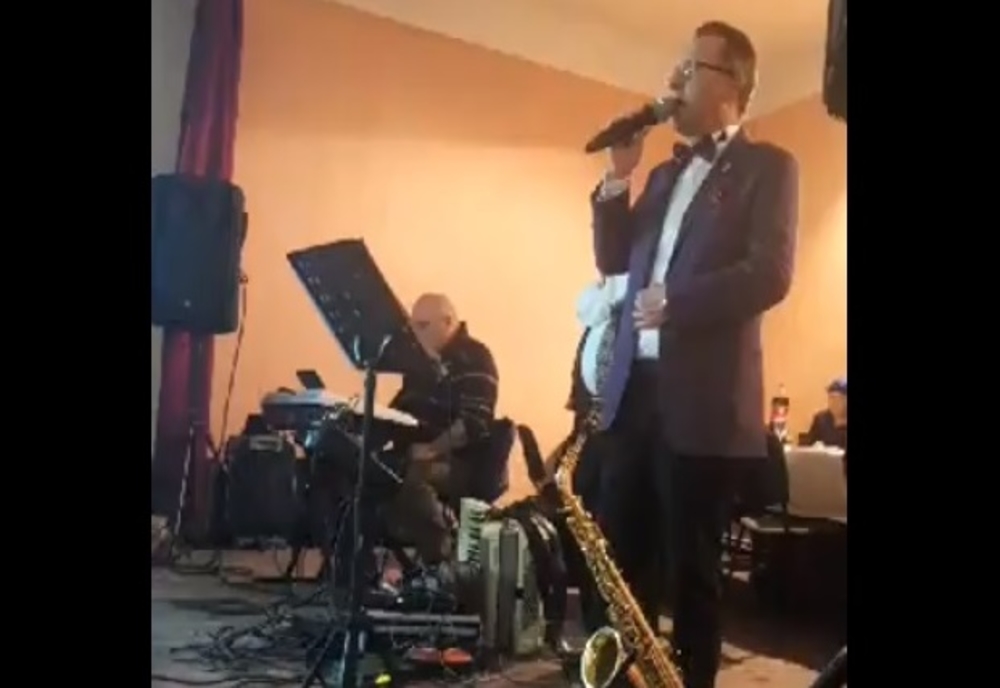 Un primar a organizat mare petrecere de 8 Martie și s-a apucat de cântat VIDEO