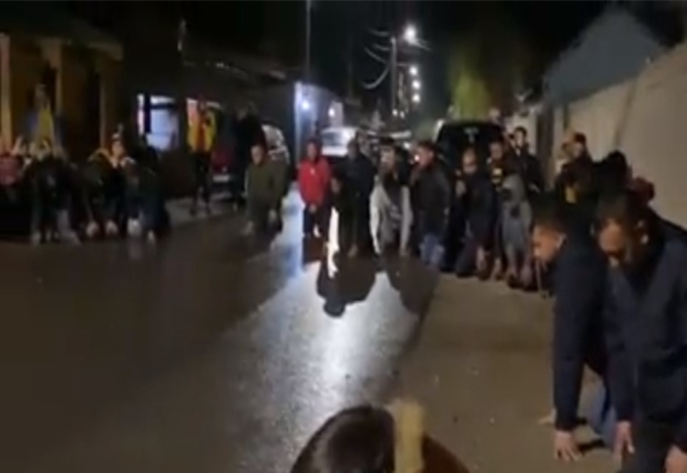 (video) Zeci de localnici din Fântânele, județul Dâmbovița, amendați, după ce au participat la o rugăciune în grup, în mijlocul străzii