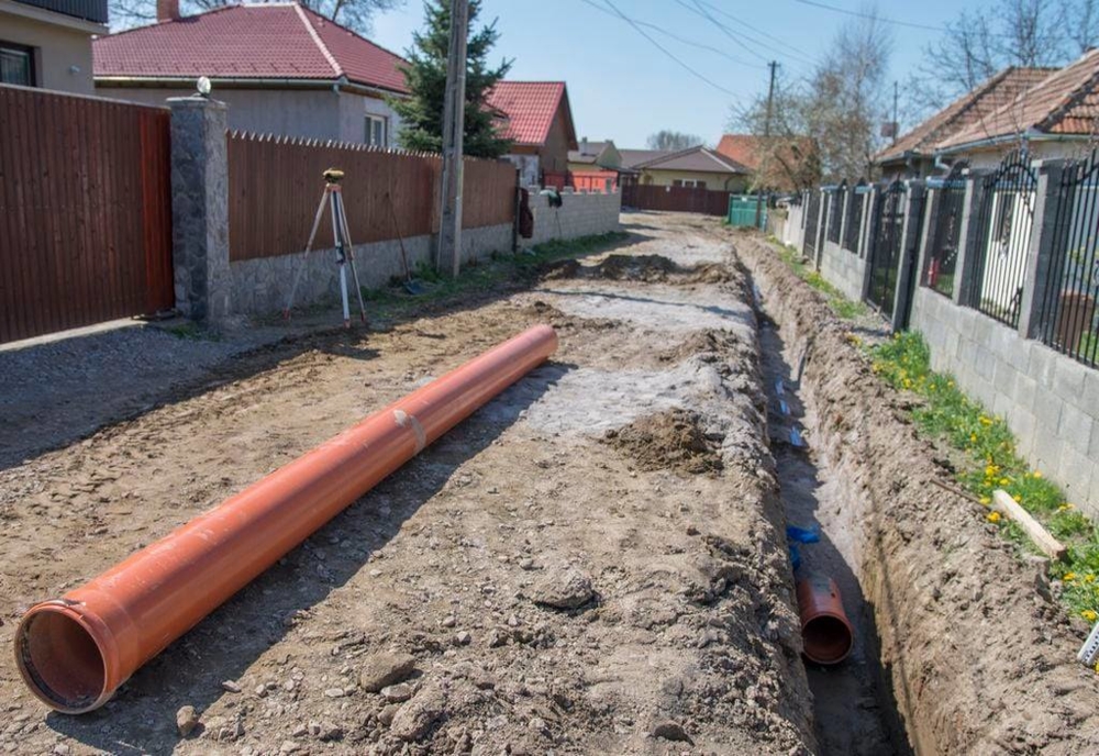 Foto. Avansează lucrările de modernizare a străzilor în Târgu Secuiesc