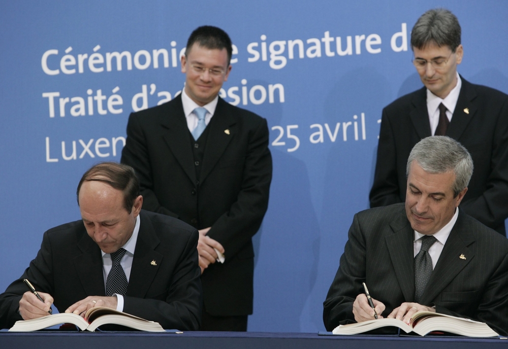 Acum 15 ani, România semna tratatul de aderare la Uniunea Europeană