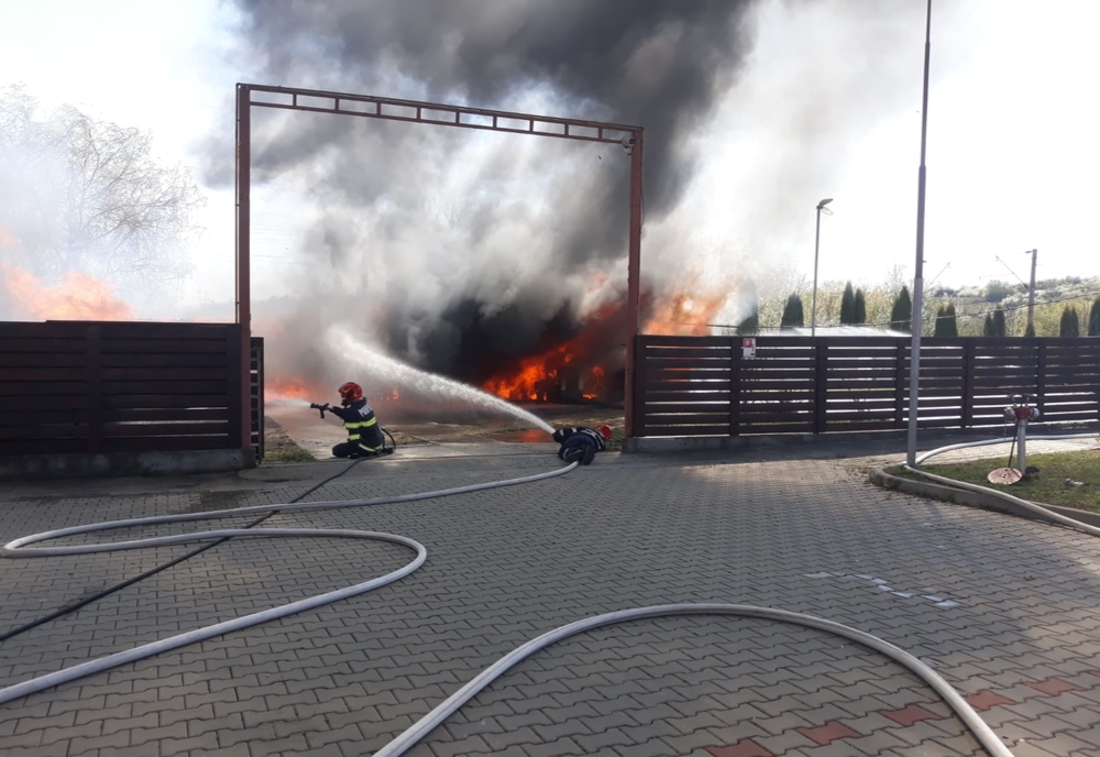 FOTO/VIDEO: Incendiu la o anexă a unei benzinării de pe DN17, în Beclean! Intervenția, cu grad ridicat de dificultate