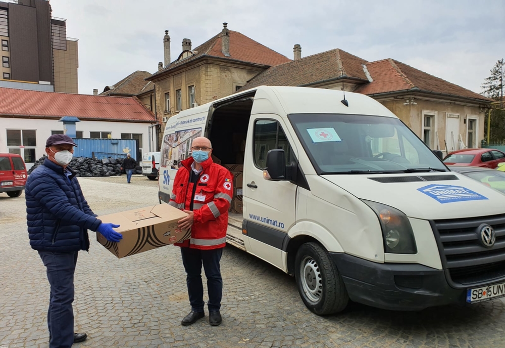 Apă și sucuri de la Crucea Roșie Sibiu pentru spitalele din Sibiu