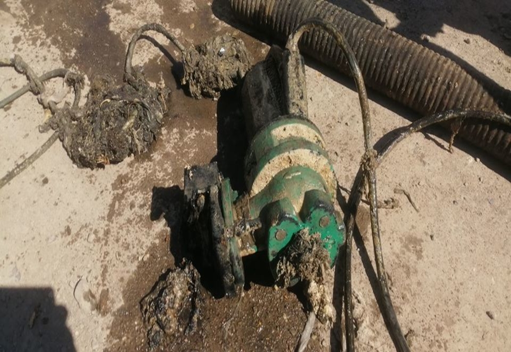Cârpe, scutece şi rămăşiţe din construcţii, printre deşeurile aruncate de locuitorii din Ozun în canalizare