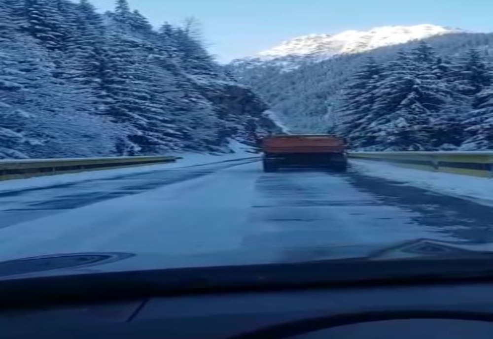 VIDEO | A nins pe Transfăgărășan. Stratul de zăpadă la Bâlea Lac este de un centimetru