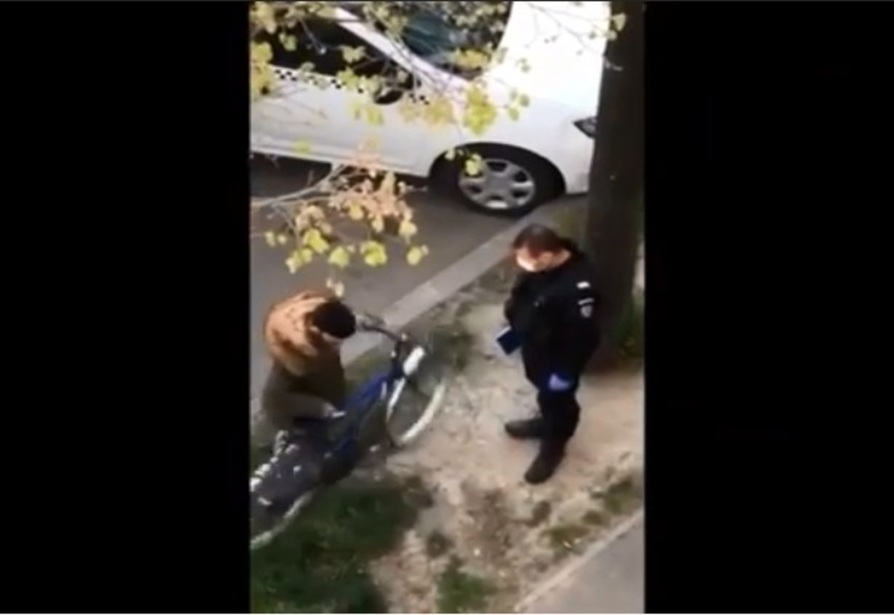 Video: Un jandarm lovește cu piciorul un tânăr după ce îi verificase declarația pe propria răspundere