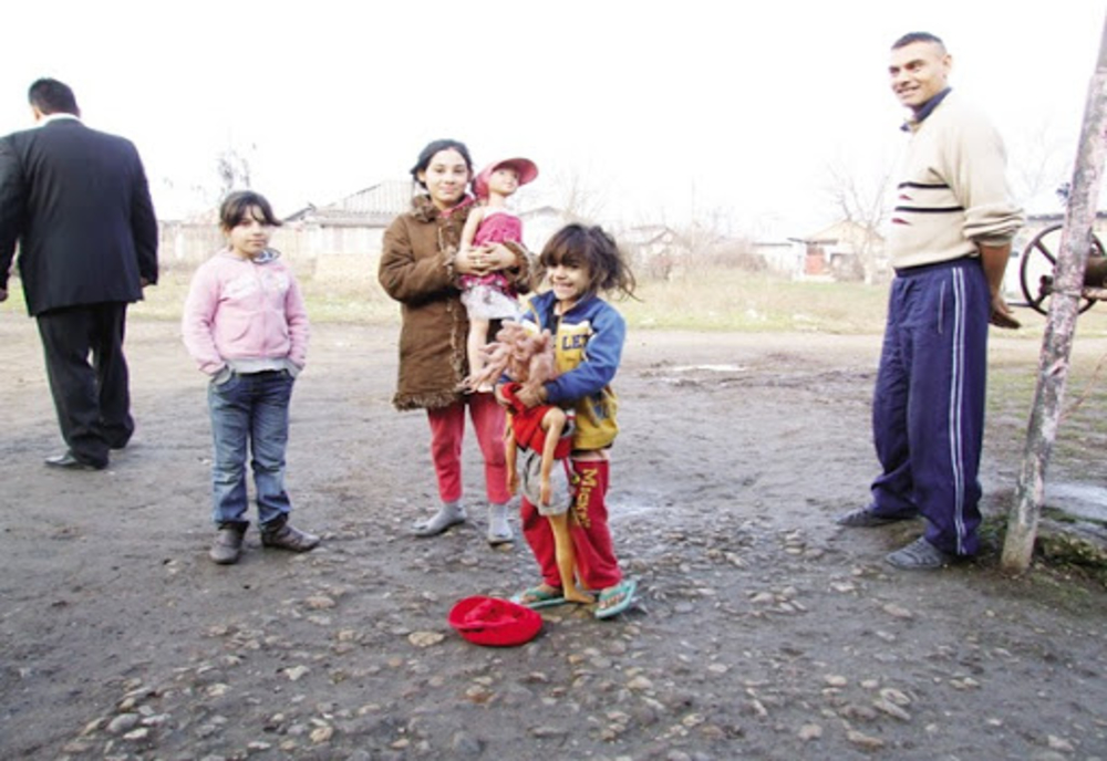 50 de familii de rromi din Clejani ar putea fi racordate la reţeaua de energie electrică. Ce fac autorităţile pentru această comunitate