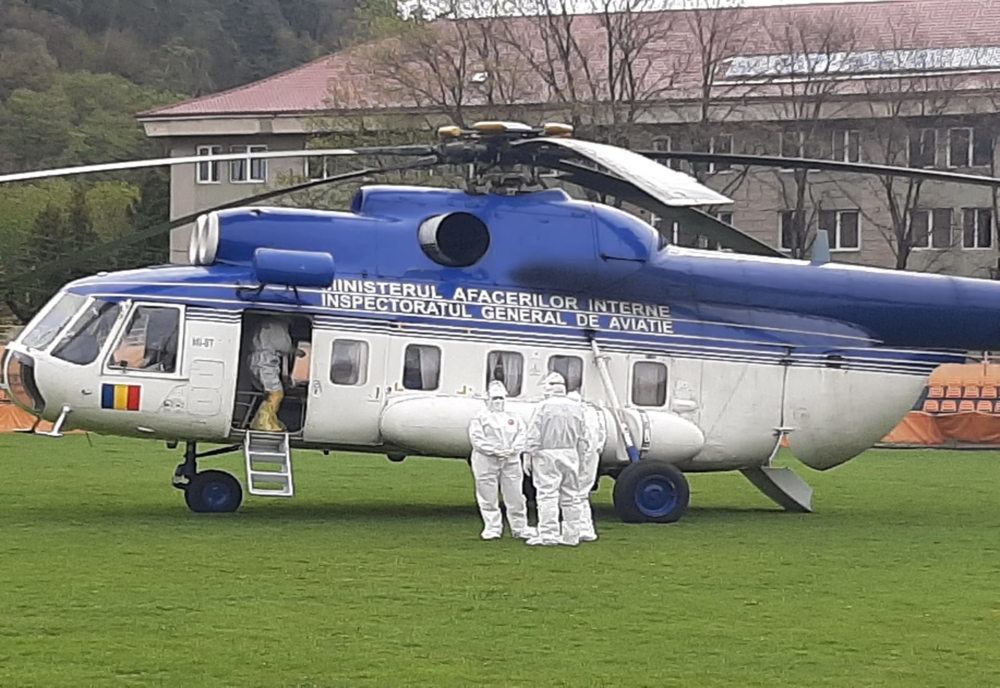 Trei pacienți, covid pozitivi, în stare stare critică, transferaţi cu elicopterul la Iași (VIDEO/FOTO)