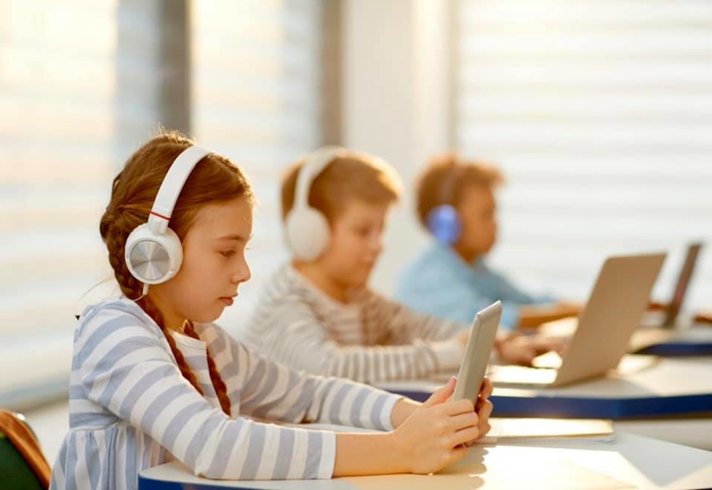 În scurt timp, elevii școlilor din Bistrița vor putea utiliza o platformă educațională online