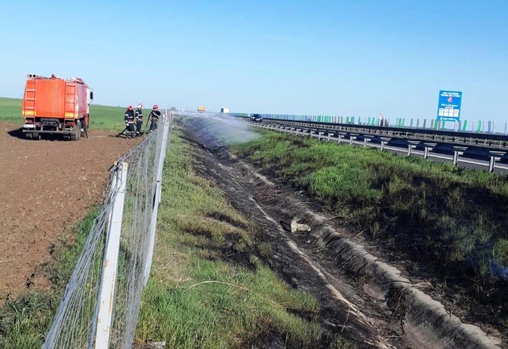 Intervenție la incendiu de vegetație uscată pe raza comunei Dragalina, lângă A2