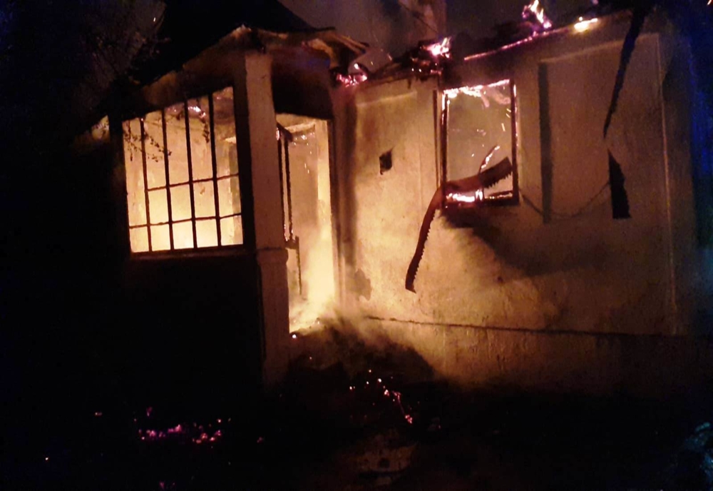 VIDEO. Casă distrusă de un incendiu, într-o comună din Olt