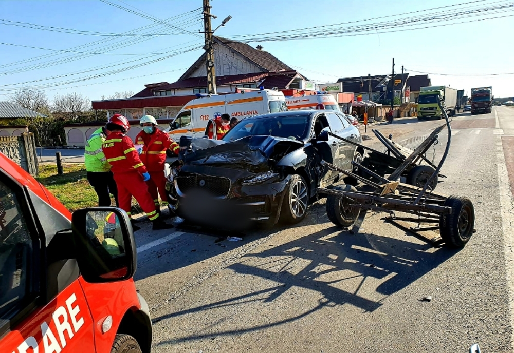 O maşină a lovit o căruţă, pe un drum naţional între Slatina şi Craiova