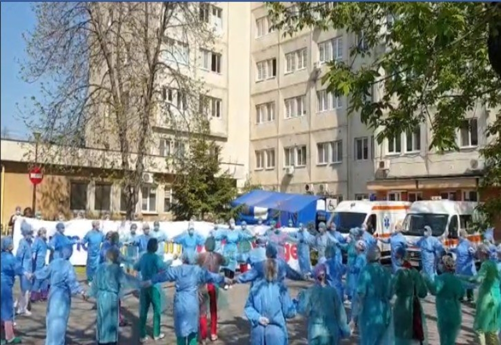 VIDEO. Craiova: Medicii de la „Victor Babeș” s-au prins în horă în curtea spitalului