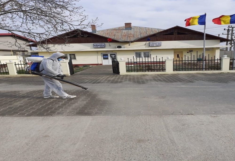 (video) Un om de afaceri din Lungulețu, județul Dâmbovița, dezinfectează toată comuna cu materiale achiziționate din fonduri proprii