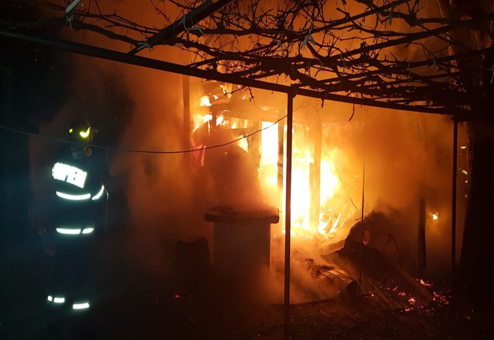 Incendiu violent la o gospodărie din Baia VIDEO