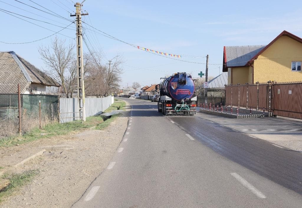 Se dezinfectează drumurile județene în Neamț