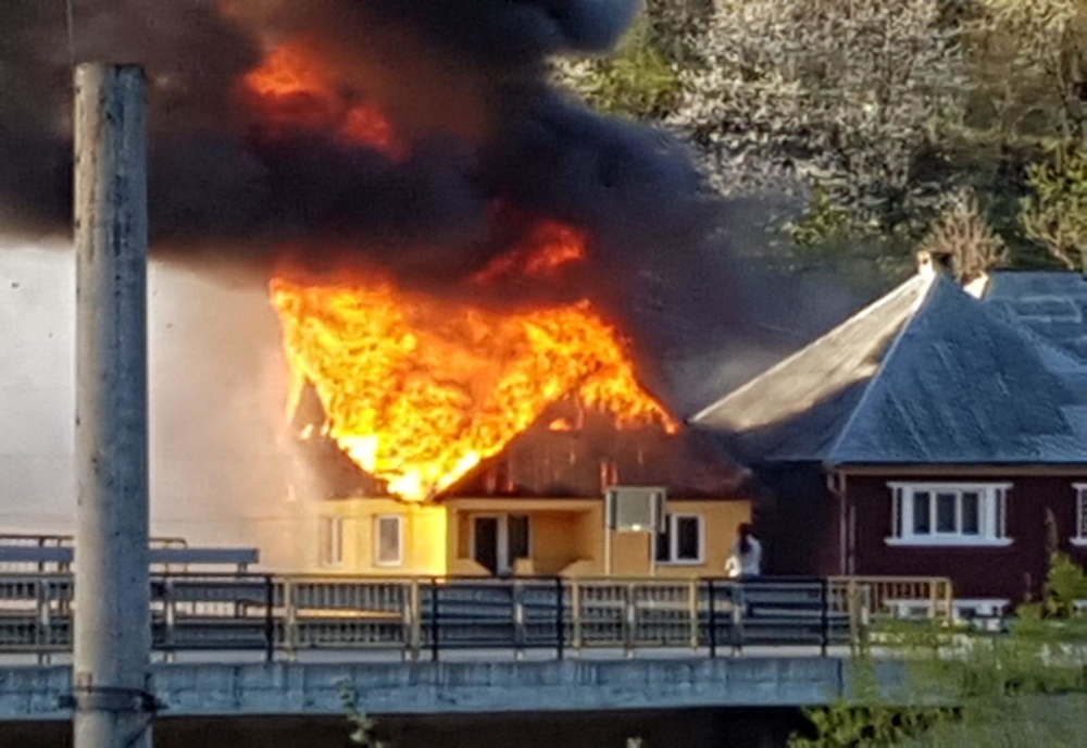 FOTO/Video: Acoperișurile a patru case și două autoturisme, afectate de incendiu, la Ilva Mică