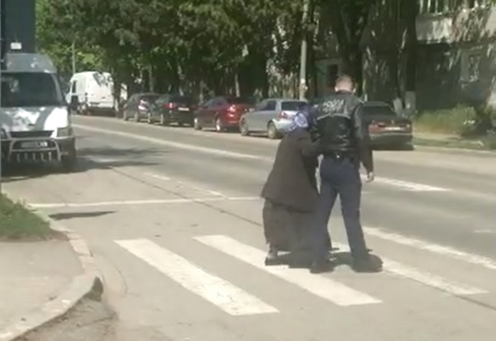 Un polițist a ajutat o bătrână să treacă strada VIDEO