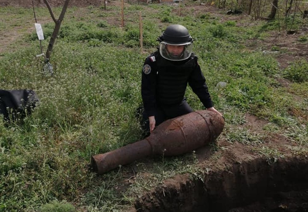 Rachetă germană neexplodată, găsită de un sătean în grădină