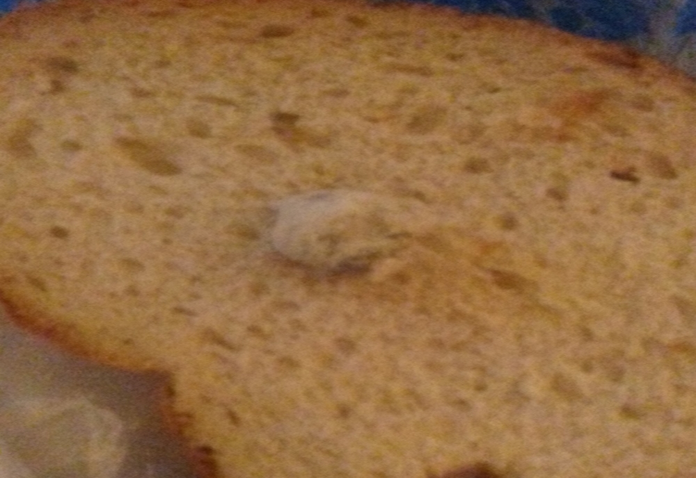 Vezi ce a găsit botoșăneancă într-o pâine -FOTO