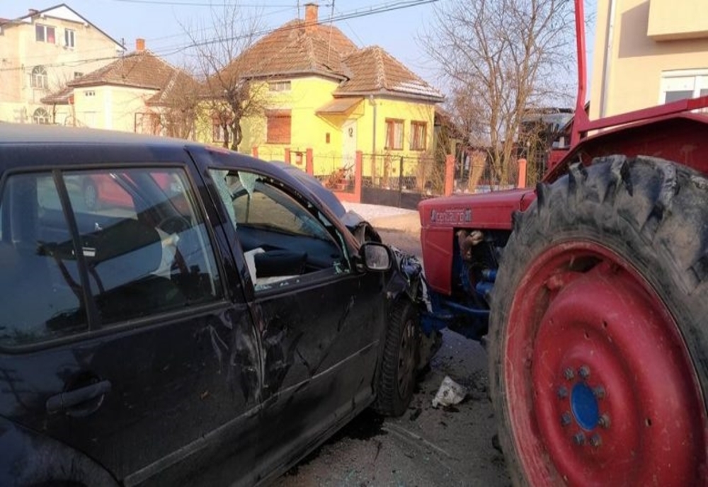 Au intrat cu tractorul în mașina unui localnic, apoi i-au spart și geamurile casei