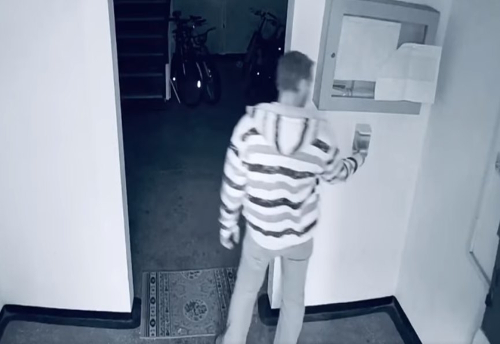 Un bărbat a fost filmat când fură un dozator cu dezinfectant dintr-o scară de bloc VIDEO