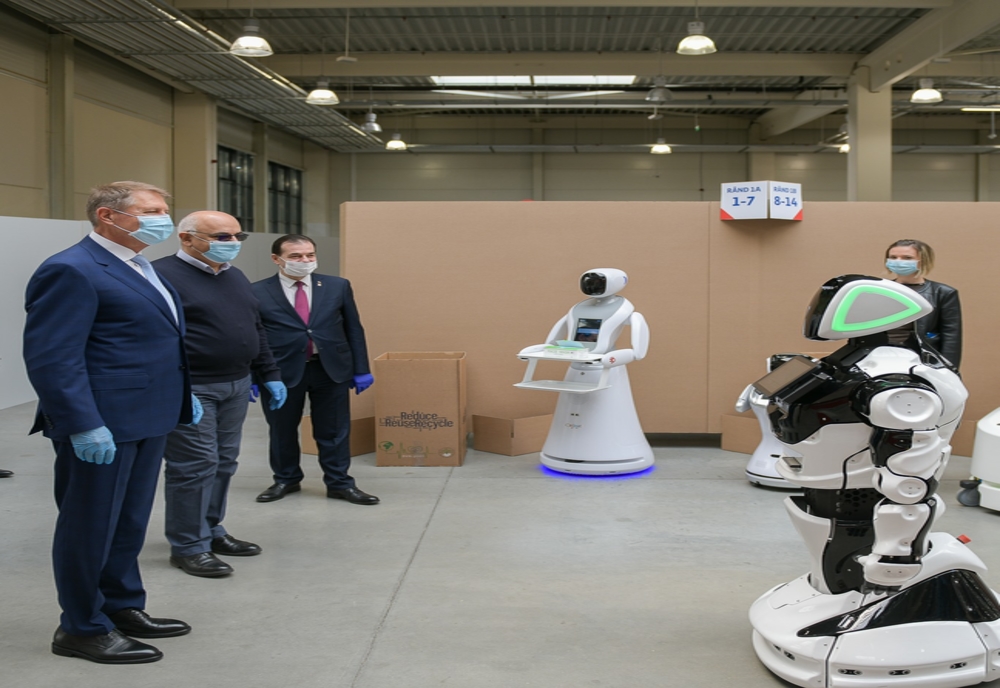Președintele Klaus Iohannis, întâmpinat de robotul Escu în timpul vizitei la Unitatea de Suport  Medical „Bucureștii Noi”