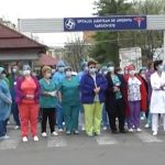 Managerul spitalului din Târgoviște amendat de DSP, după ce a ieșit, alaturi de personalul spitalului, în stradă, la o procesiune religioasă