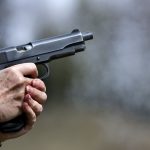 EXCLUSIV. Scandal cu focuri de armă în apropiere de București. Un bărbat a fost împușcat cu muniție letală