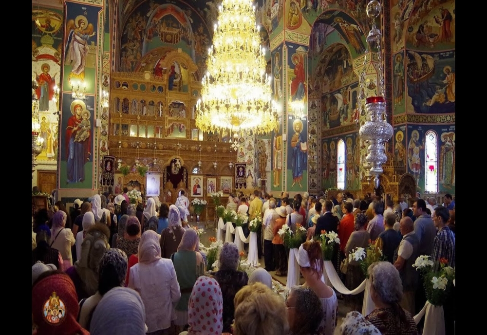 Biserica Ortodoxă reacționează: Potirul sau lingurița se curăță înainte şi după folosire