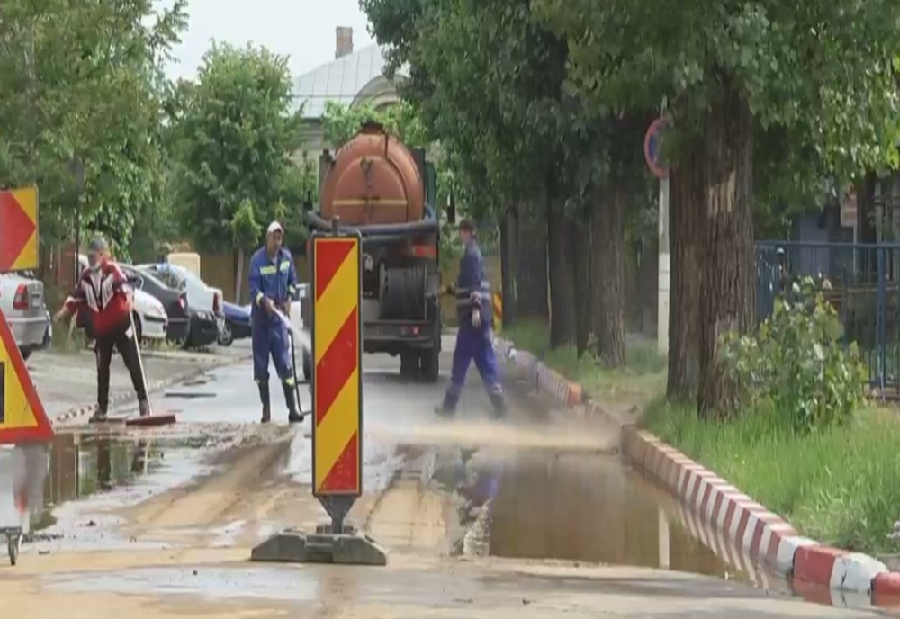 O conductă de apă spartă, la Târgoviște, a lăsat fără apă patru comune și municipiul Târgoviște. Vezi cum s-a „rezolvat” problema