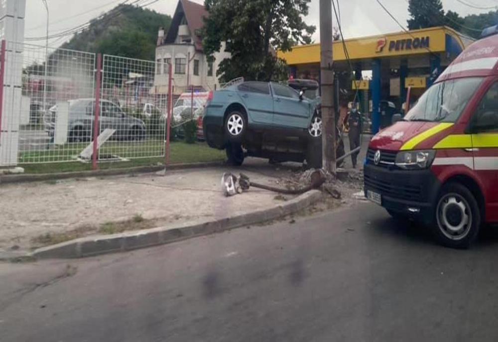 Slatina: Două persoane rănite după ce un șofer băut a intrat cu mașina într-un stâlp de electricitate