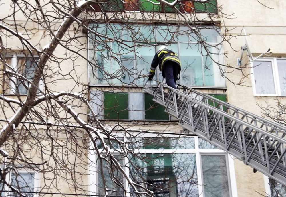 Bătrân găsit căzut într-un apartament din Târgu Neamț