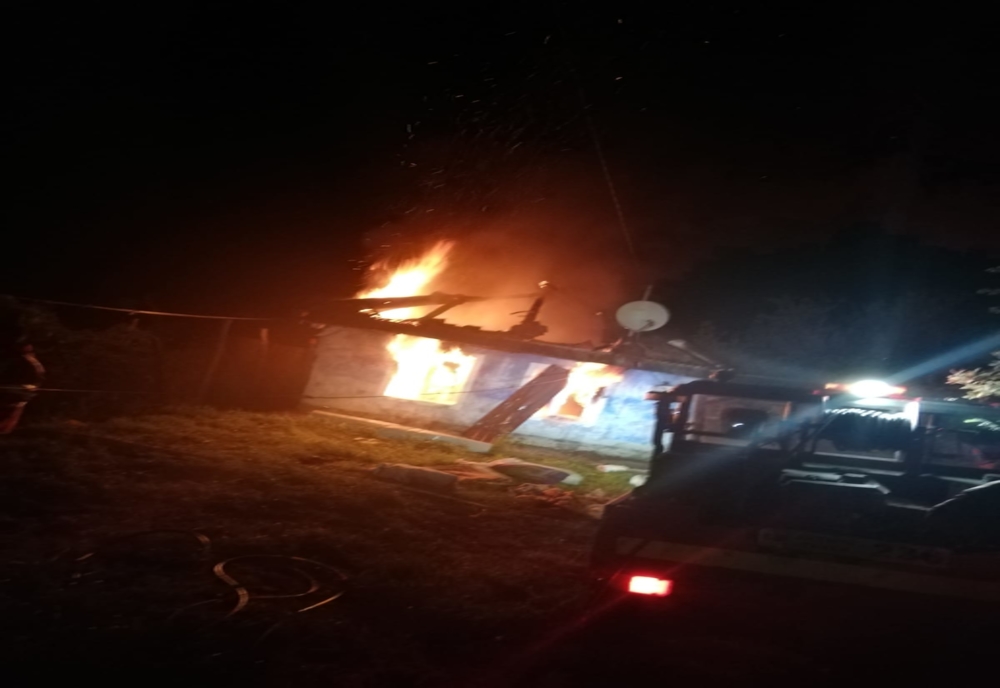 Acoperișul unei case din Axente Sever, în flăcări, noaptea trecută