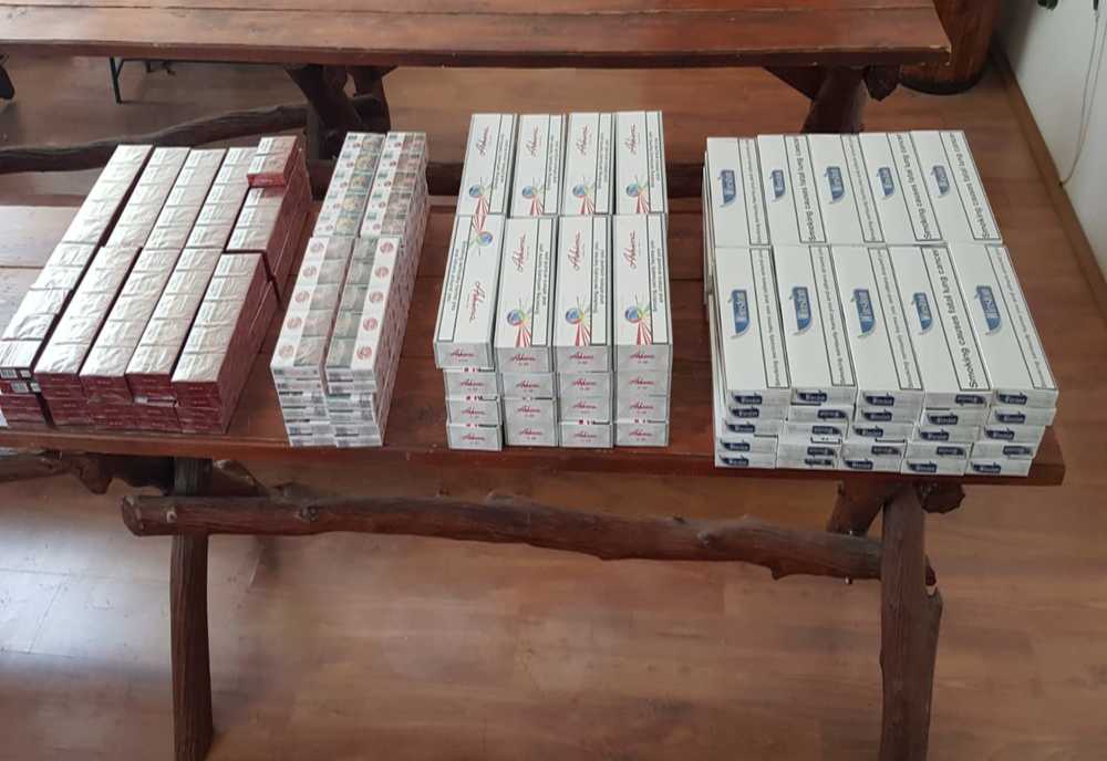 Țigări de contrabandă descoperite într-un chioșc din bazarul din Rădăuți FOTO