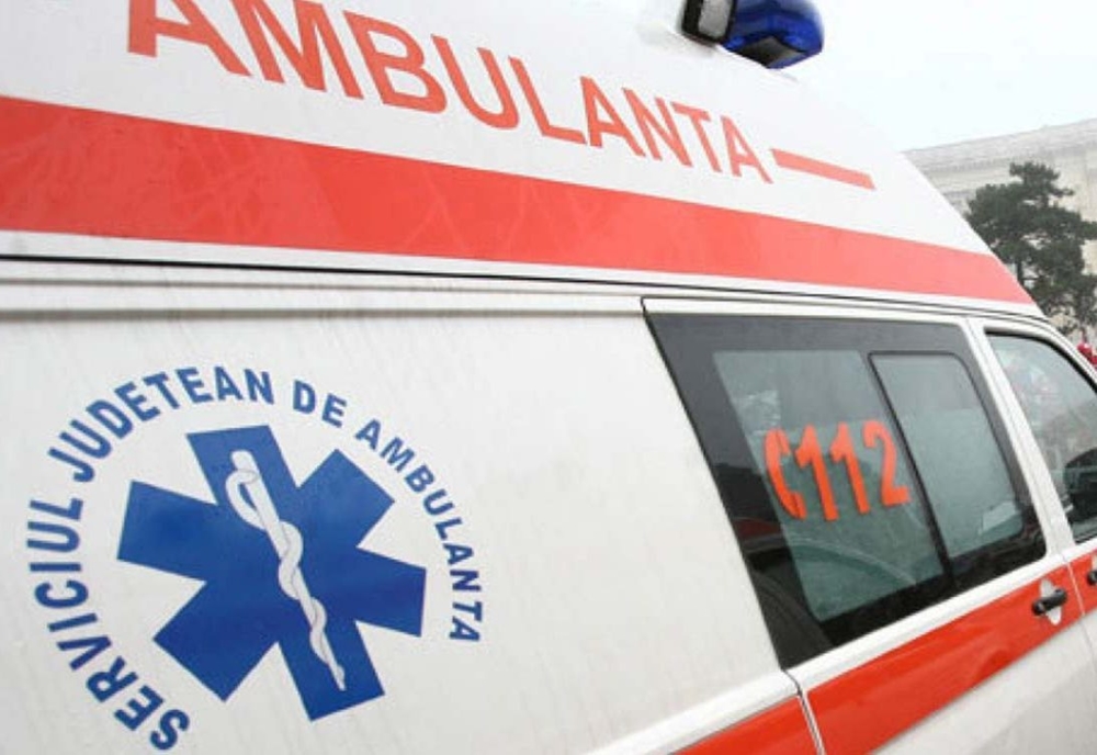 Un adolescent din comuna Moldovița a ajuns la spital după ce s-a răsturnat cu un utilaj