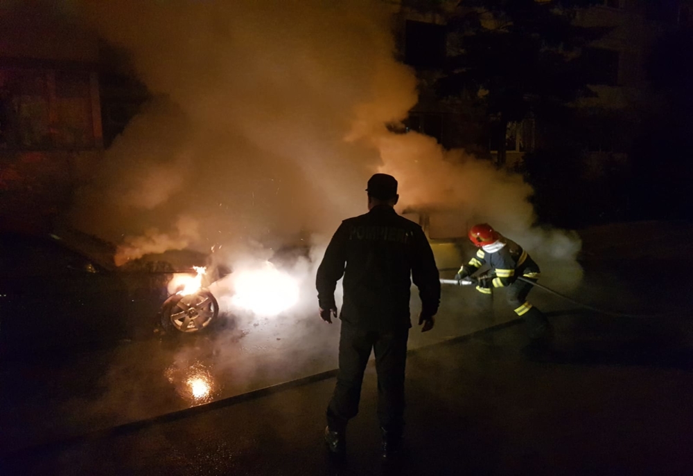 VIDEO. O mașină a ars în totalitate într-o parcare din Craiova. Focul s-a extins și la alte două autoturisme